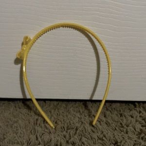 I’m selling a hand band!💛 color: Yellow